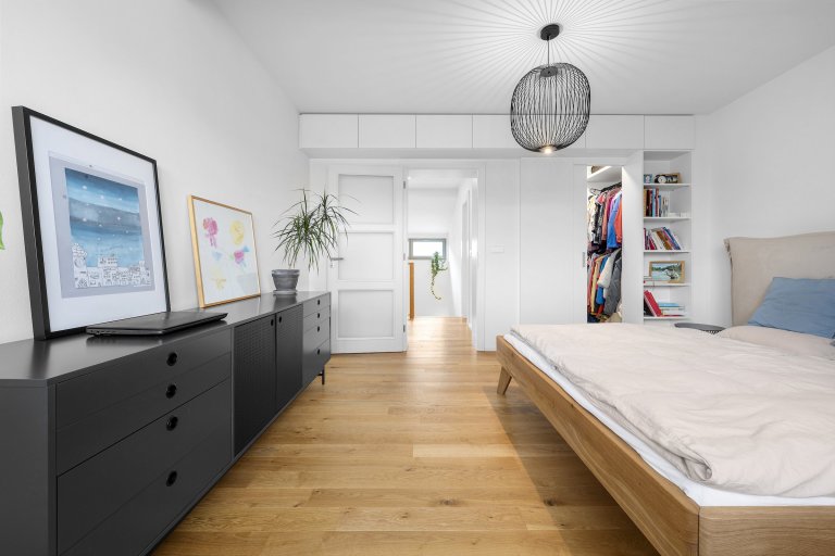 V rámci mého posledního fotografačního projektu jsem měl možnost zachytit interiér, který byl navržen s cílem vytvořit vzdušný a moderní prostor v…