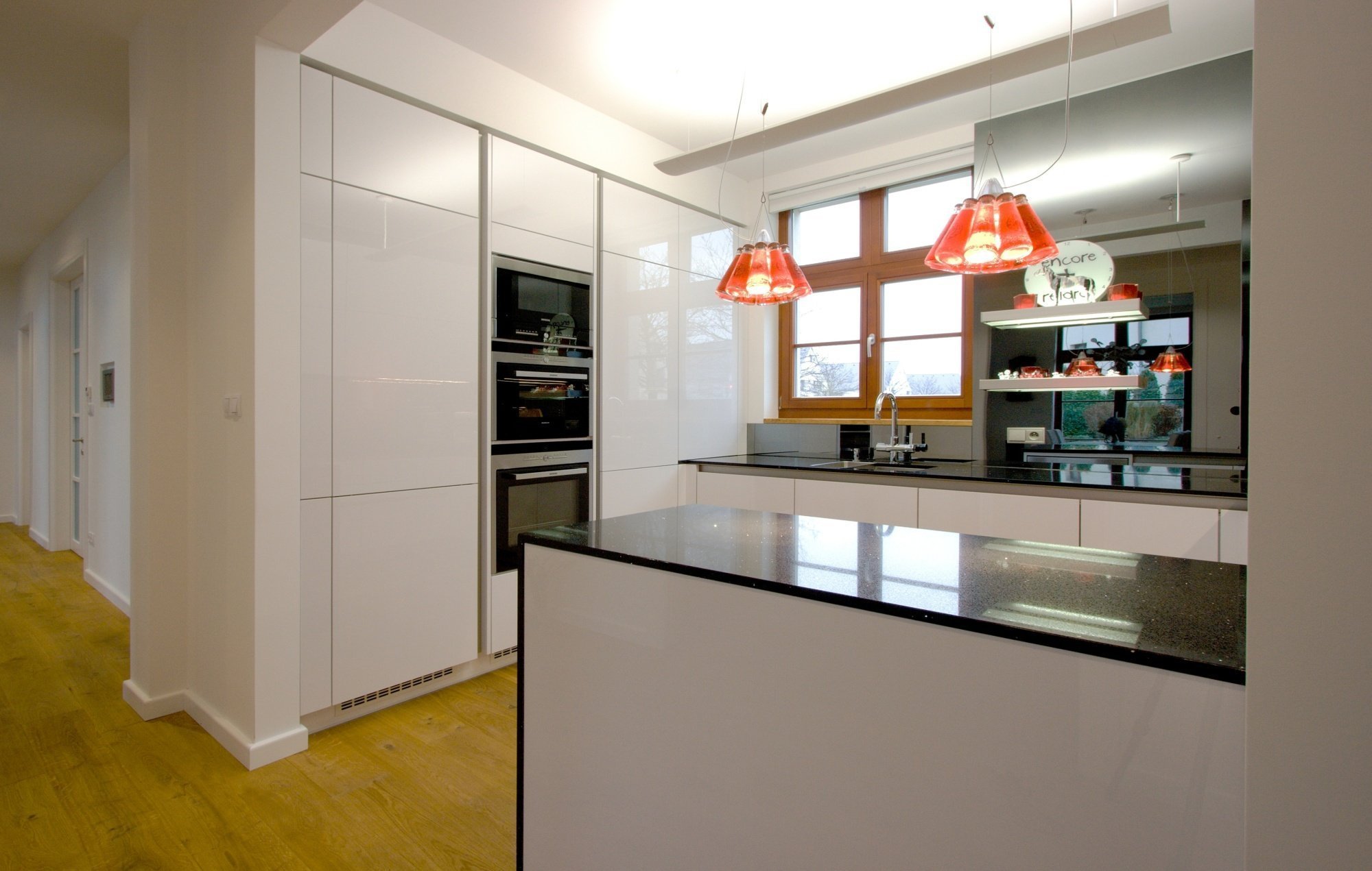 Kuchyň BEECK a vybavení interiéru rodinného domu. Provedení kuchyně je polygloss XENO 3062 X127 Arctic white, bezúchytkový systém nerez, doplňky Blanco,…