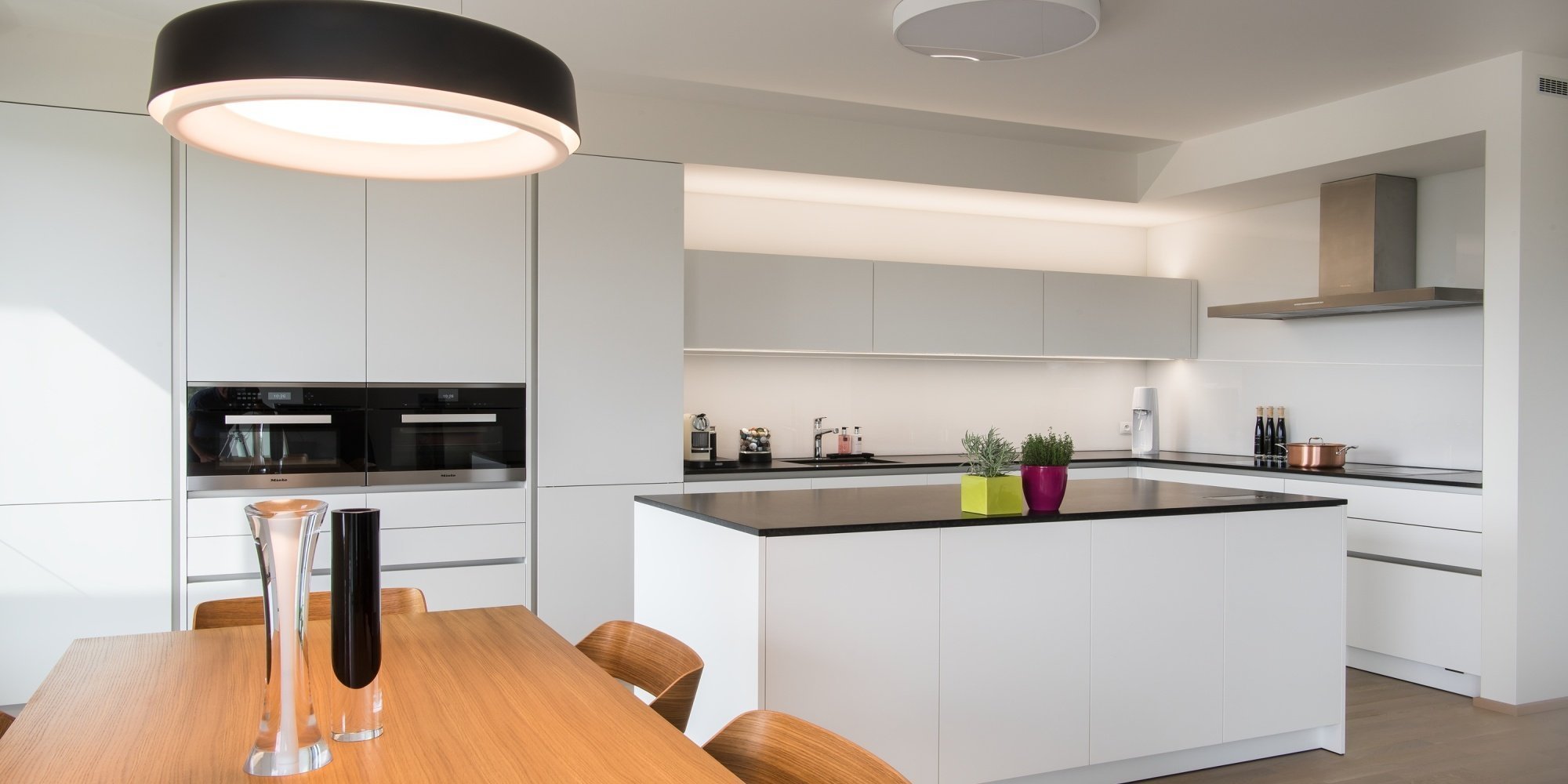 Kuchyň EGGERSMANN, byt, realizace 2018. Provedení je melamin Tarent 2700 KU bílá mat, bezúchytkový systém e:sing hliník, doplňky Blanco. Pracovní deska je žula…