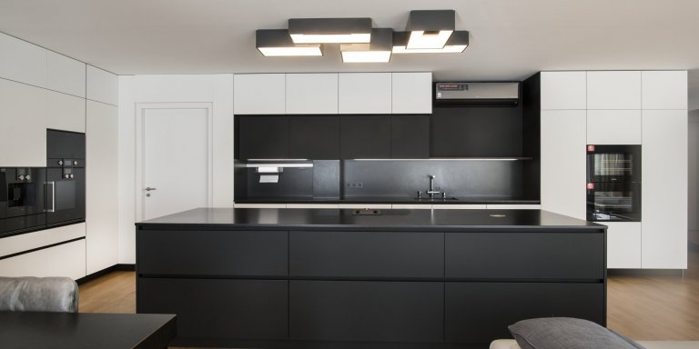 Kuchyň EGGERSMANN, byt, realizace 2018. 

Provedení Paso - Nano povrch, pracovní deska - žula Nero Assoluto. Kuchyň je vybavena spotřebiči Gaggenau a Miele.
