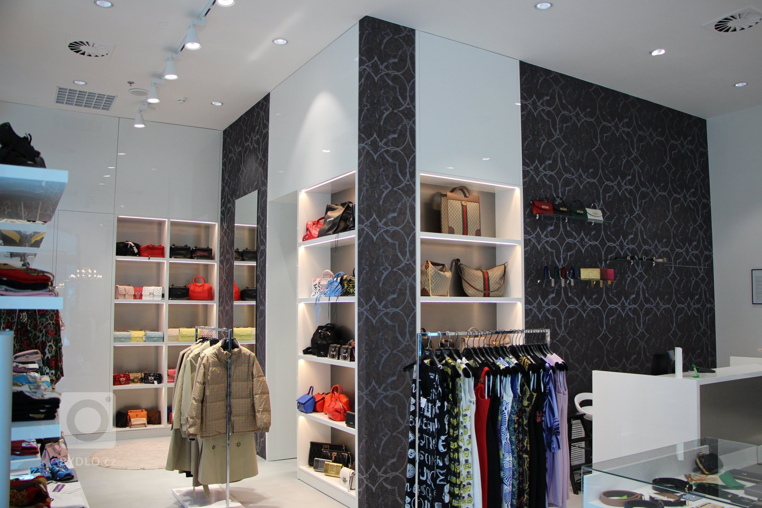 Ve spolupráci s ateliérem Apris 3MP jsme realizovali 2 obchodní jednotky, které jsou vybavené našimi tapetami Texam home a záclonami. Bylo nám ctí přispět do…