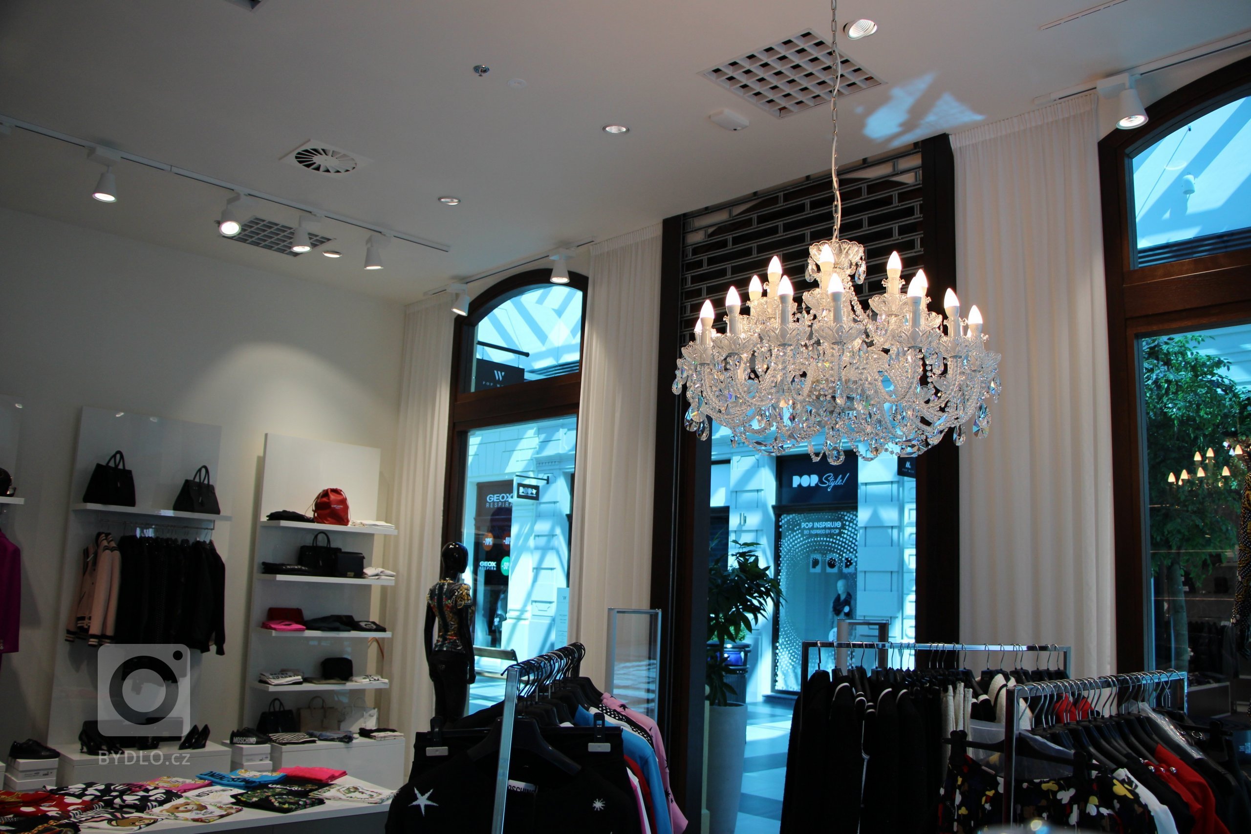 Ve spolupráci s ateliérem Apris 3MP jsme realizovali 2 obchodní jednotky, které jsou vybavené našimi tapetami Texam home a záclonami. Bylo nám ctí přispět do…