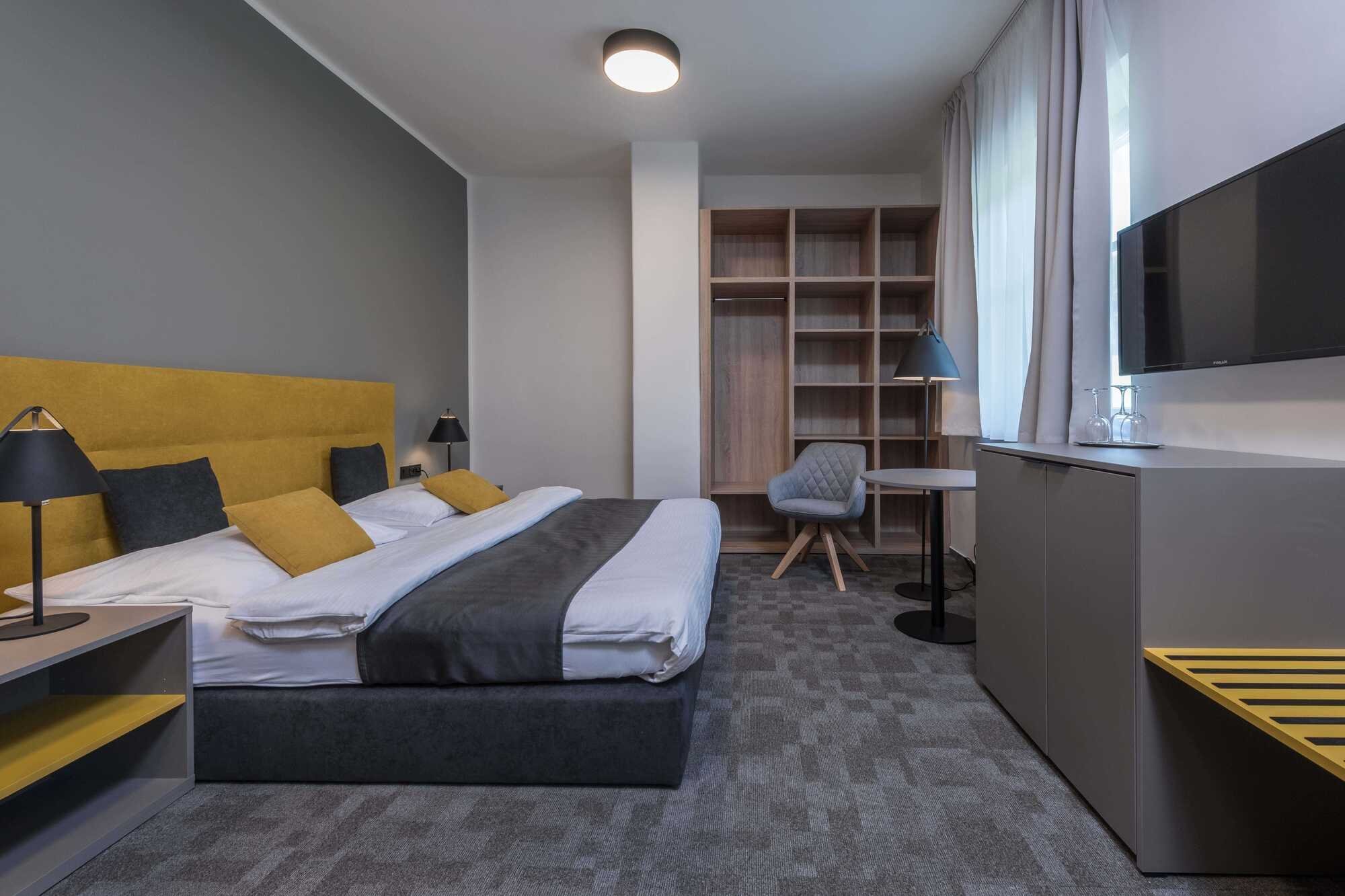 Realizace zastínění hotelu Praha ve Špindlerově Mlýně. Během Covid uzavření &nbsp;se realizovala rekonstrukce hotelu ve spolupráci s ateliérem Apris a Červený…