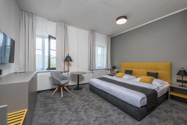 Realizace zastínění hotelu Praha ve Špindlerově Mlýně. Během Covid uzavření &nbsp;se realizovala rekonstrukce hotelu ve spolupráci s ateliérem Apris a Červený…