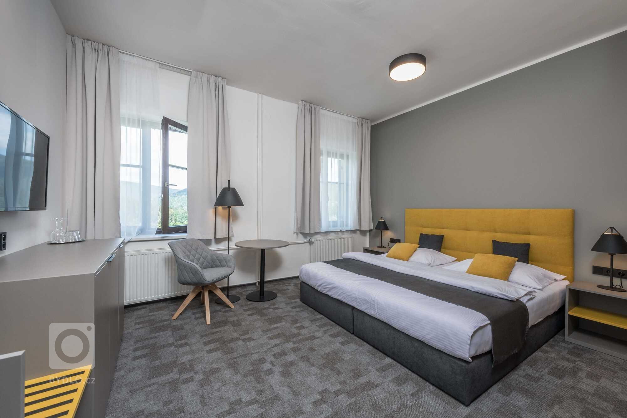 Realizace zastínění hotelu Praha ve Špindlerově Mlýně. Během Covid uzavření &nbsp;se realizovala rekonstrukce hotelu ve spolupráci s ateliérem Apris a Červený…
