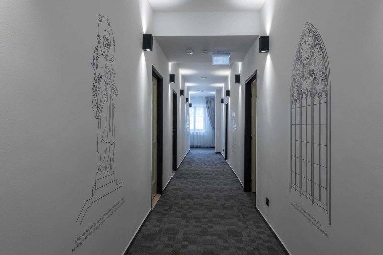 Realizace zastínění hotelu Praha ve Špindlerově Mlýně. Během Covid uzavření &nbsp;se realizovala rekonstrukce hotelu ve spolupráci s ateliérem Apris a Červený…