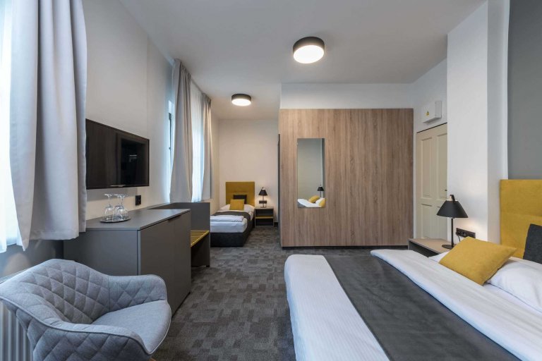 Realizace zastínění hotelu Praha ve Špindlerově Mlýně. Během Covid uzavření &nbsp;se realizovala rekonstrukce hotelu ve spolupráci s ateliérem Apris a Červený…