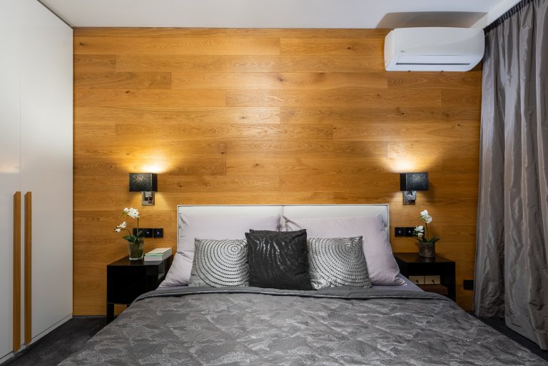 Proměna ložnice - záměr této rekonstrukce ložnice byla útulná atmosféra, která navodí klid pro &nbsp;dobrý spánek. Použitím přírodního obložení dřevem, měkkých…