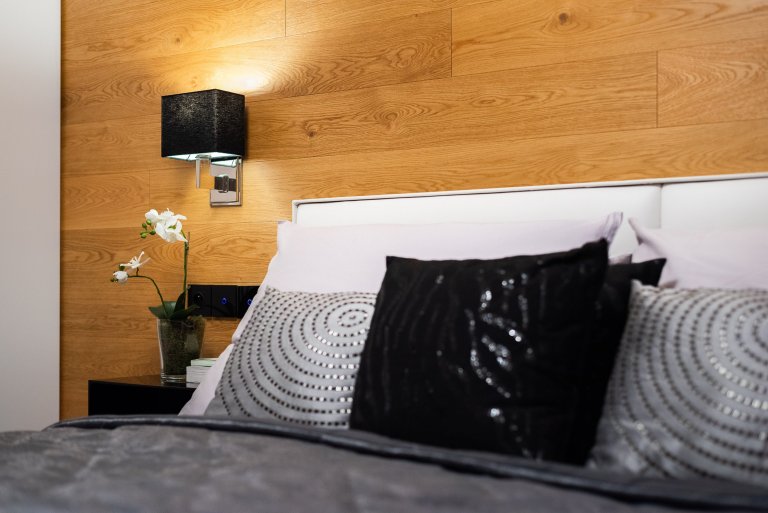 Proměna ložnice - záměr této rekonstrukce ložnice byla útulná atmosféra, která navodí klid pro &nbsp;dobrý spánek. Použitím přírodního obložení dřevem, měkkých…