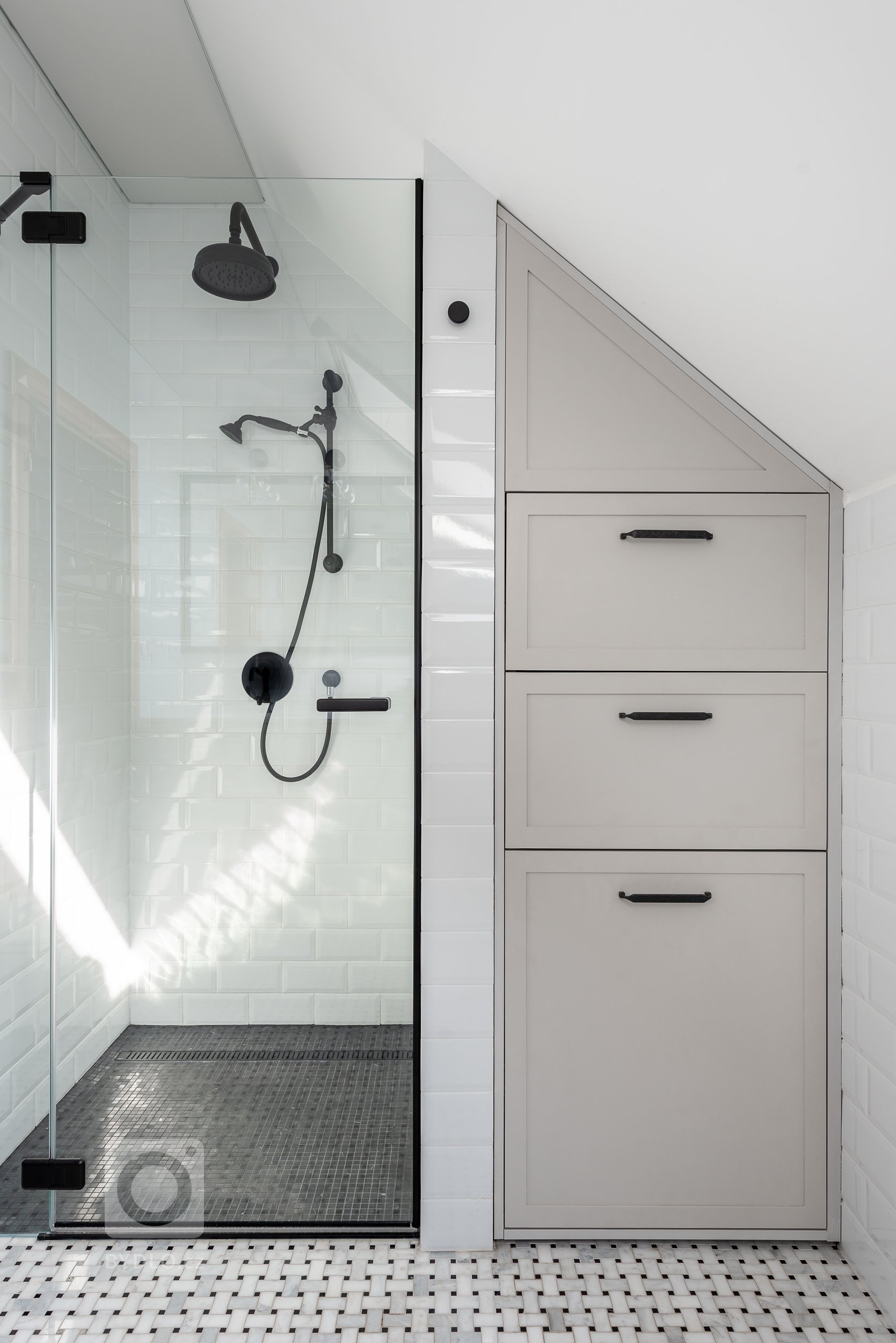 Koupelna se nachází v domě, který byl postaven před cca 16lety. Stávající koupelna měla již zastaralý design a žádala si rekonstrukci.&nbsp;Na přání paní…