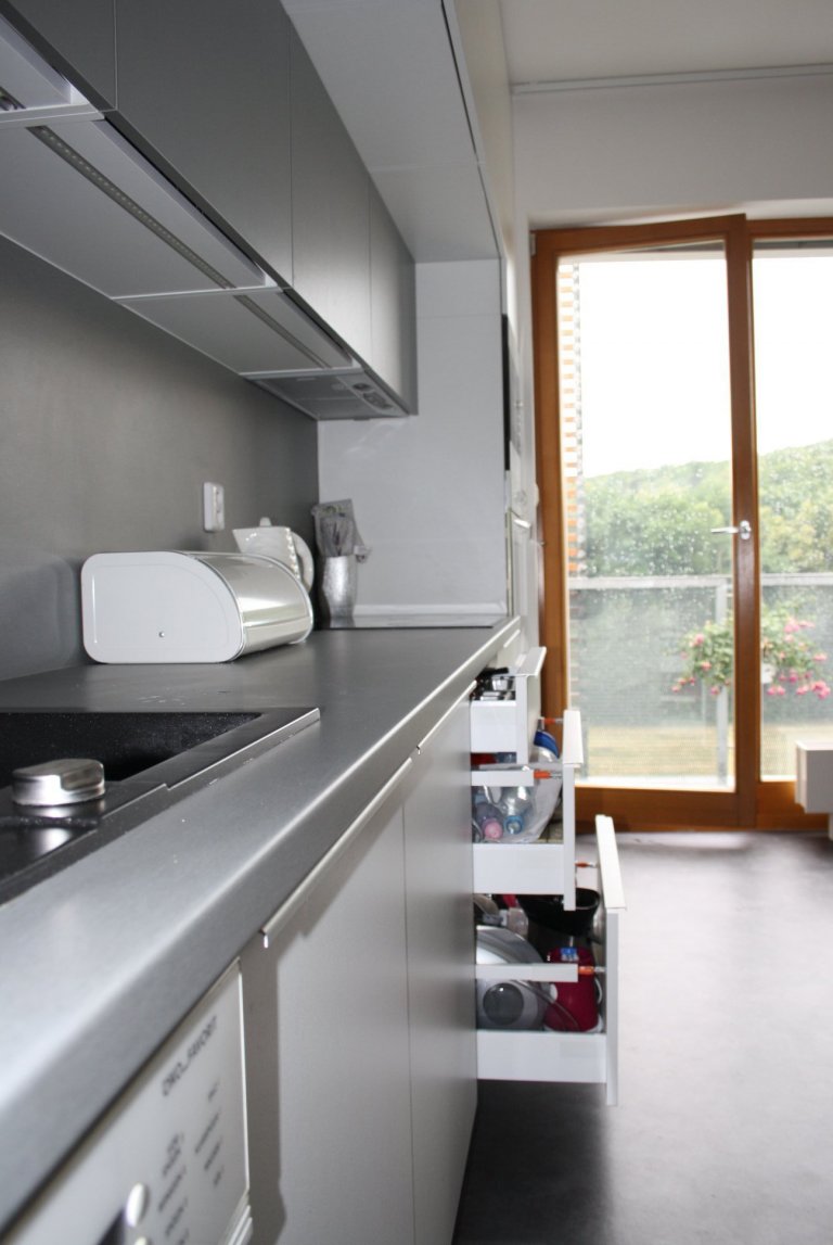 Návrh a realizace nadčasového interiéru v šedých tónech. Rozpočet na tento projekt byl poměrně napjatý (i přesto se ho podařilo dodržet) a zahrnoval kompletní…