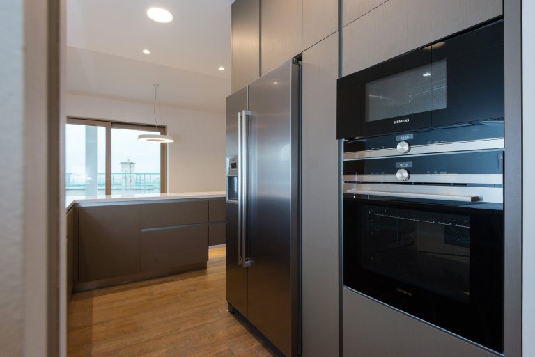 Elegantný a moderný interiér rodinného domu realizovaný pomocou prírodných materiálov v kombinácii s umelým kameňom a lamino povrchom.
