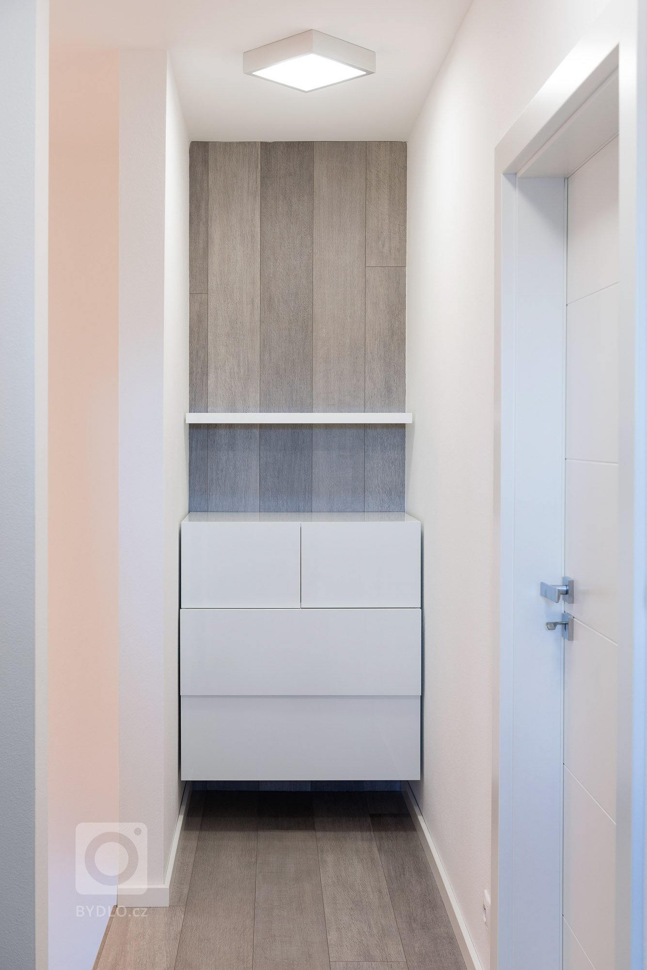 Funkčný a moderný interiér dvojdomu v Stupave v nadčasovej bielej farbe vo vysokom lesku. Použitý materiál SENOSAN.
