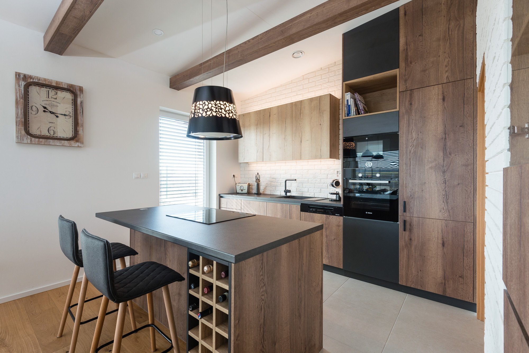 Zľahka industriálny interiér rodinného domu v Novej Dedinke pre mladú rodinu s vášňou pre drevo. Na projekte s nami spolupracoval architekt Ing. arch. Marcel…