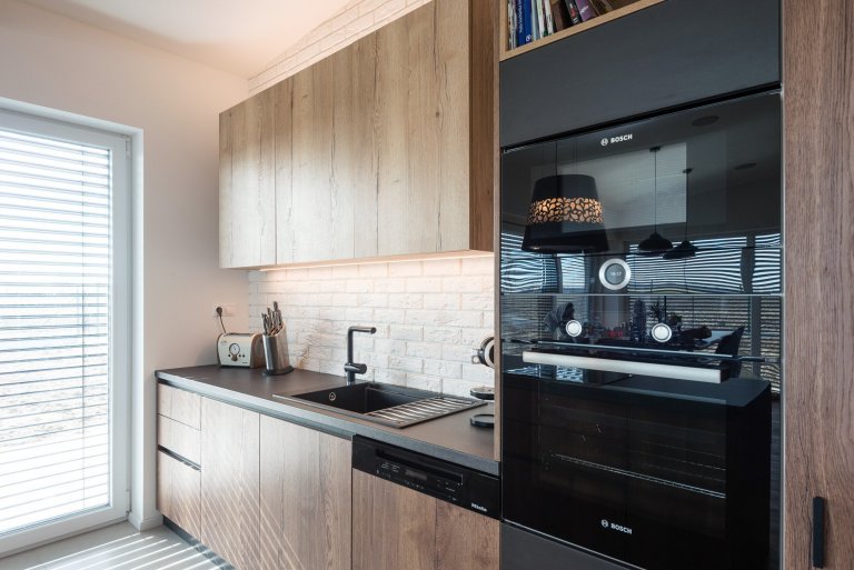 Zľahka industriálny interiér rodinného domu v Novej Dedinke pre mladú rodinu s vášňou pre drevo. Na projekte s nami spolupracoval architekt Ing. arch. Marcel…