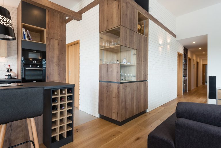 Zľahka industriálny interiér rodinného domu v Novej Dedinke pre mladú rodinu s vášňou pre drevo. Na projekte s nami spolupracoval architekt Ing. arch. Marcel…