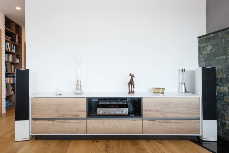 Zľahka industriálny interiér rodinného domu v Novej Dedinke pre mladú rodinu s vášňou pre drevo. Na projekte s nami spolupracoval architekt Ing. arch. Marcel…