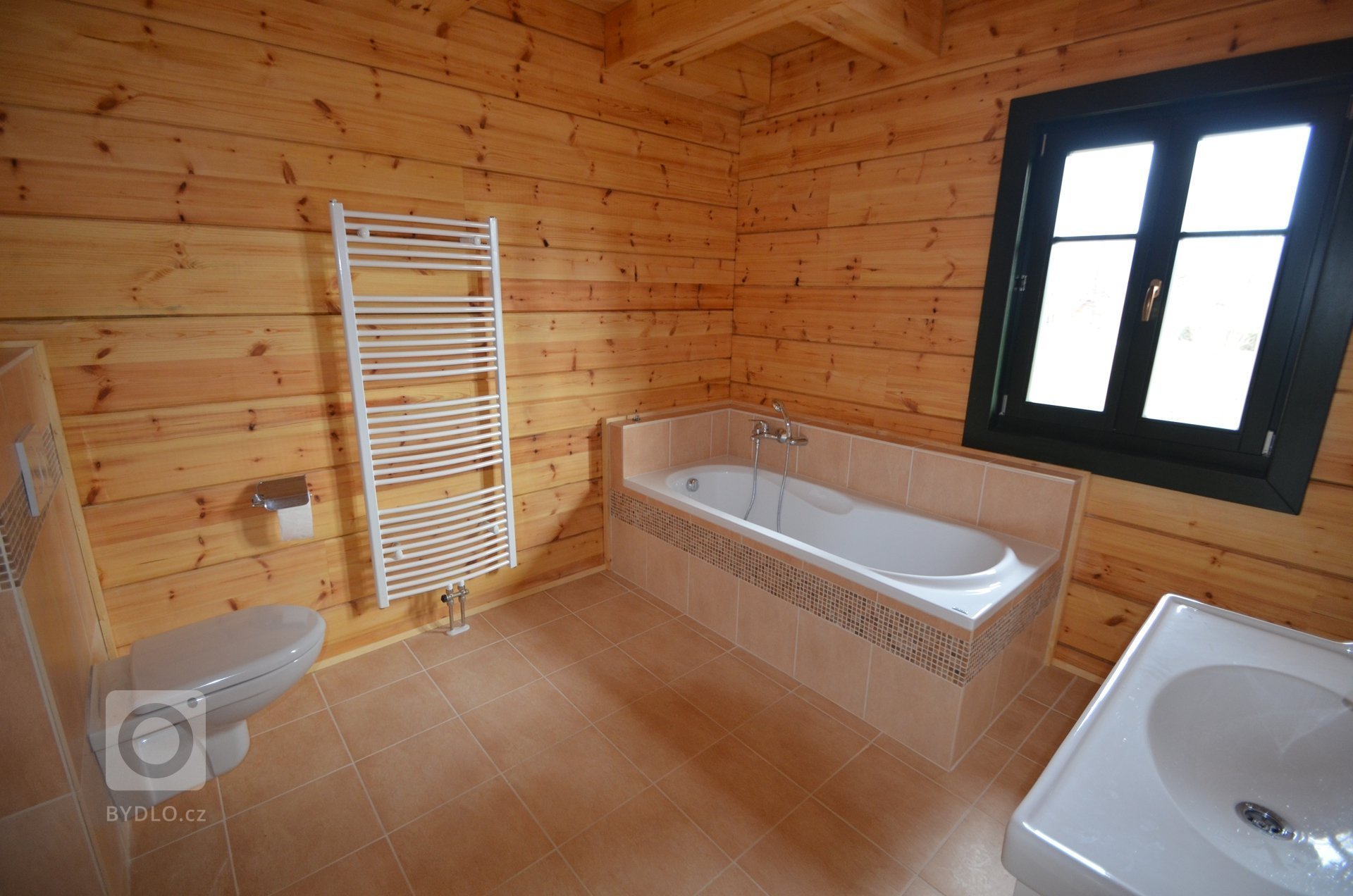 Na jihu Čech stojí tato&nbsp; nová roubenka postavená v klasickém stylu.&nbsp;
