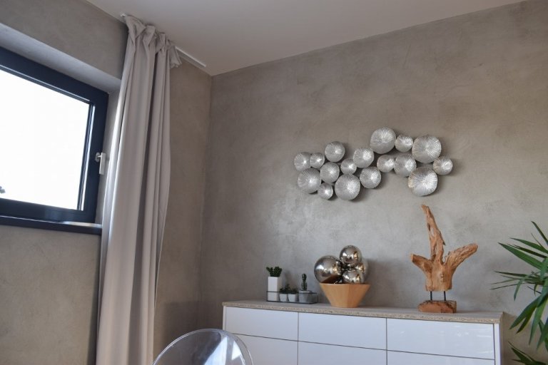 Realizace betonové stěrky v RD nedaleko Hradce Králové. Odstín a design stěrky na míru dle přání zákazníka. Realizace probíhala v několika etapách s ohledem na…