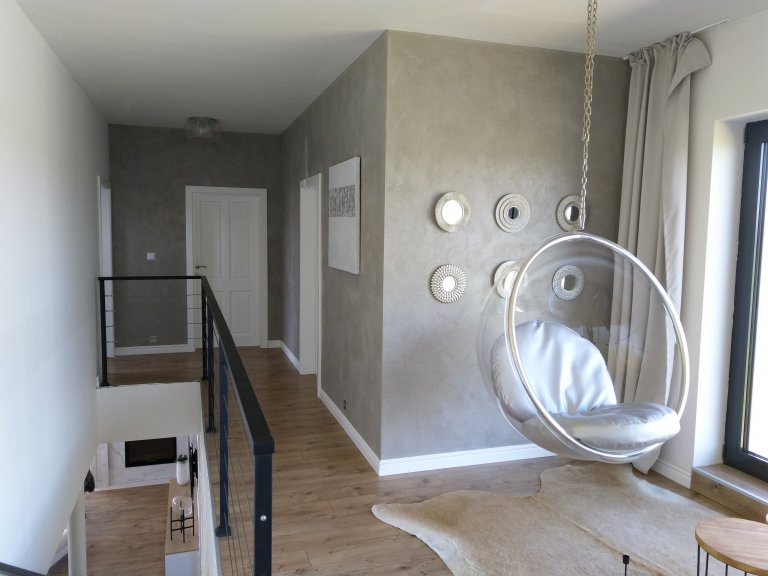 Realizace betonové stěrky v RD nedaleko Hradce Králové. Odstín a design stěrky na míru dle přání zákazníka. Realizace probíhala v několika etapách s ohledem na…