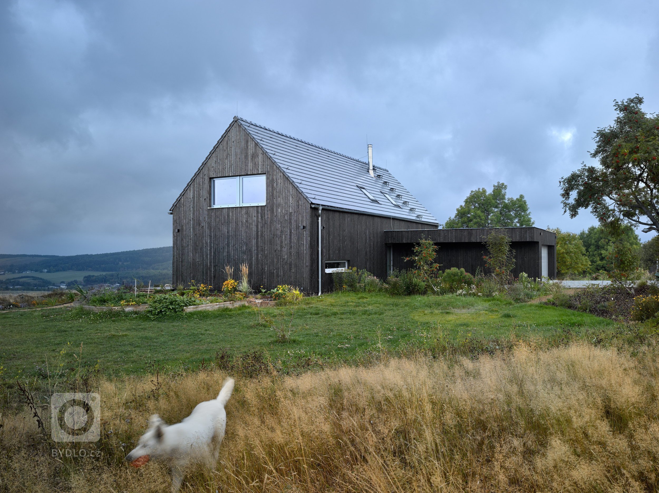 Pozemek na horských hřebenech, v krušnohorské osadě Mníšek, ležící asi kilometr od hranice s Německem, nabízí jedinečné panoráma. Klimatické podmínky však…