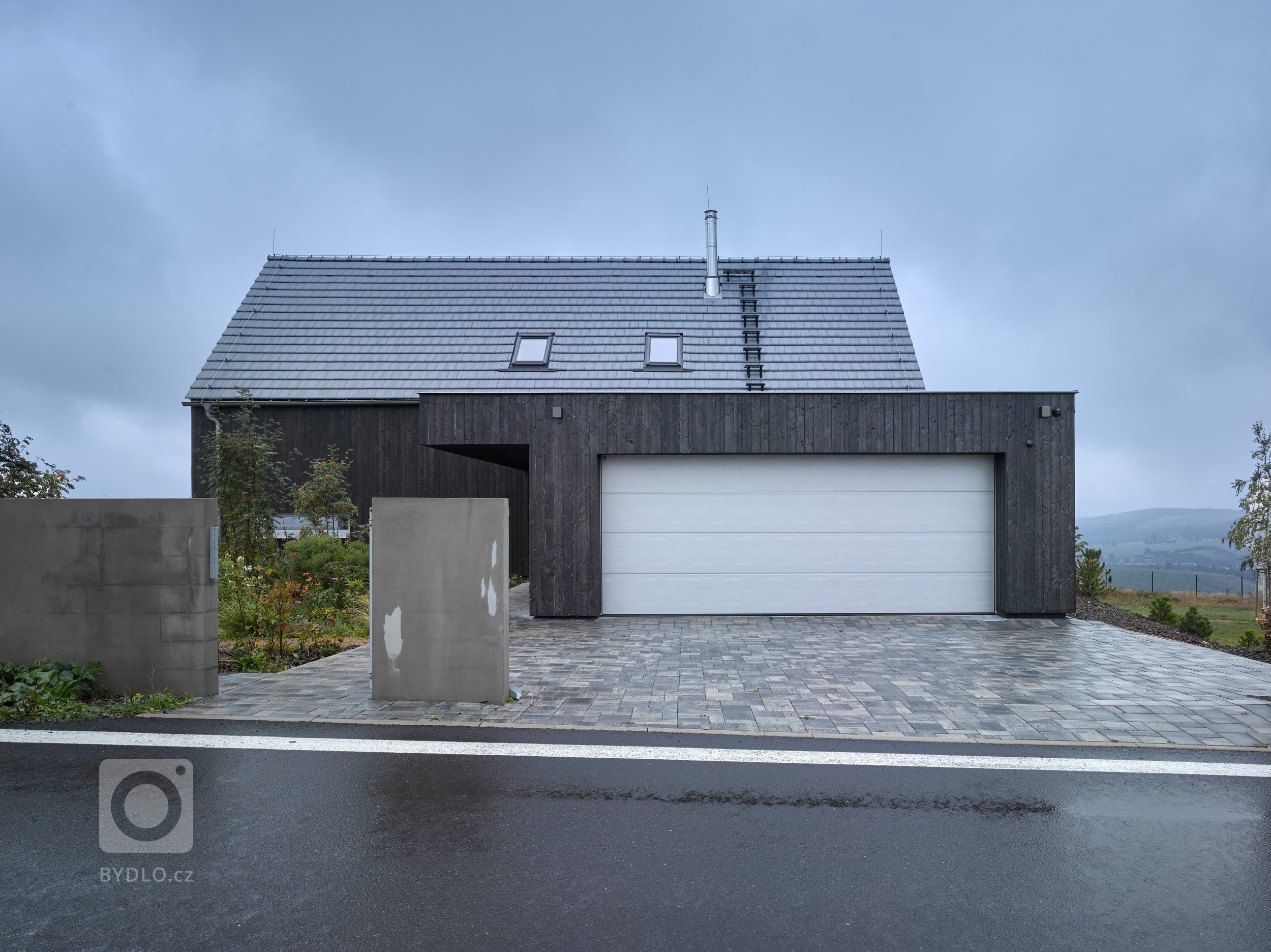 Pozemek na horských hřebenech, v krušnohorské osadě Mníšek, ležící asi kilometr od hranice s Německem, nabízí jedinečné panoráma. Klimatické podmínky však…