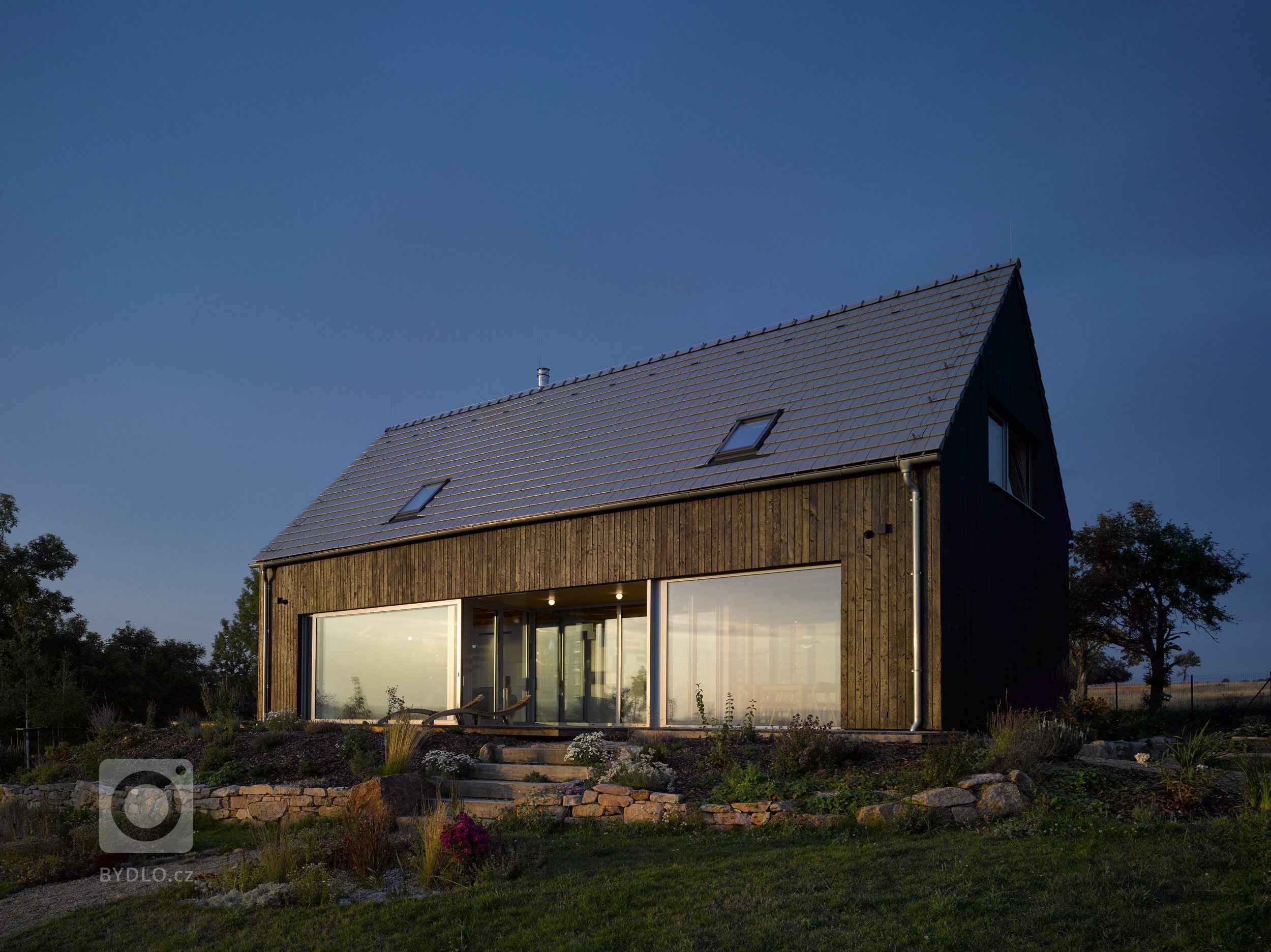 Pozemek na horských hřebenech, v krušnohorské osadě Mníšek, ležící asi kilometr od hranice s Německem, nabízí jedinečné panoráma. Klimatické podmínky však…