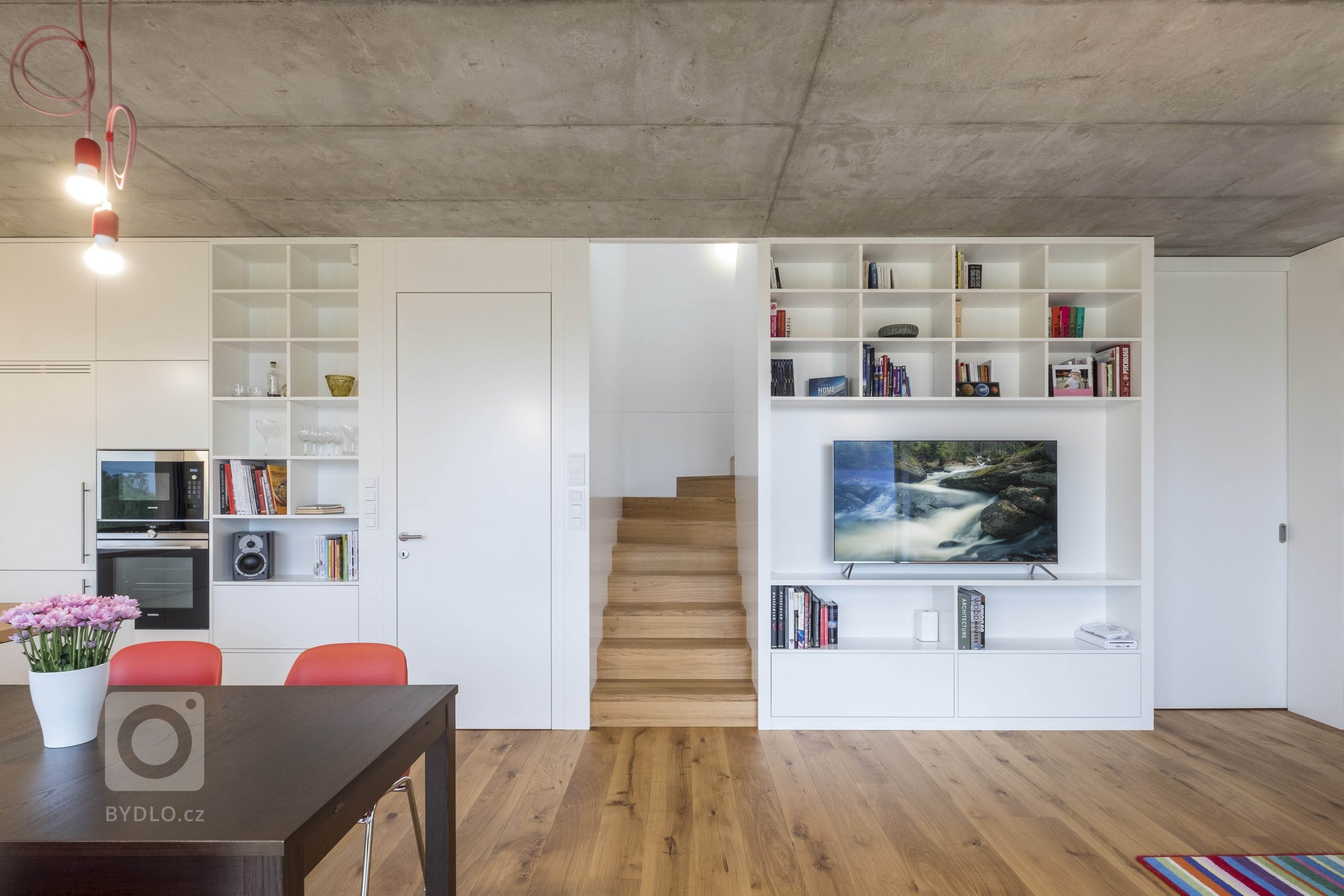 Klimatické podmínky horského prostředí jasně definovaly požadavky uživatele. Jednoduše, prostě a pragmaticky je řešen malý levný dům na úpatí Ještědu.…