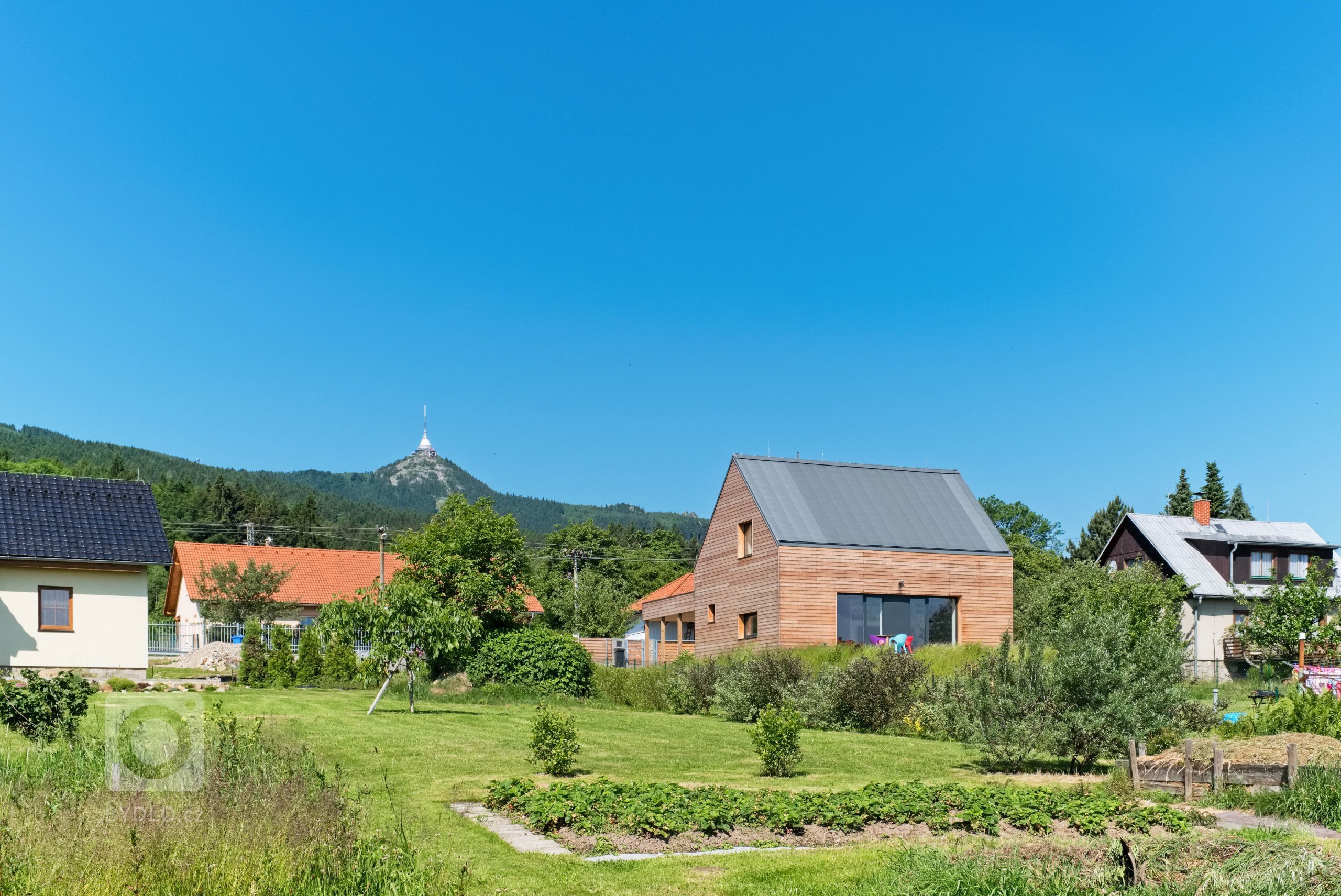 Klimatické podmínky horského prostředí jasně definovaly požadavky uživatele. Jednoduše, prostě a pragmaticky je řešen malý levný dům na úpatí Ještědu.…