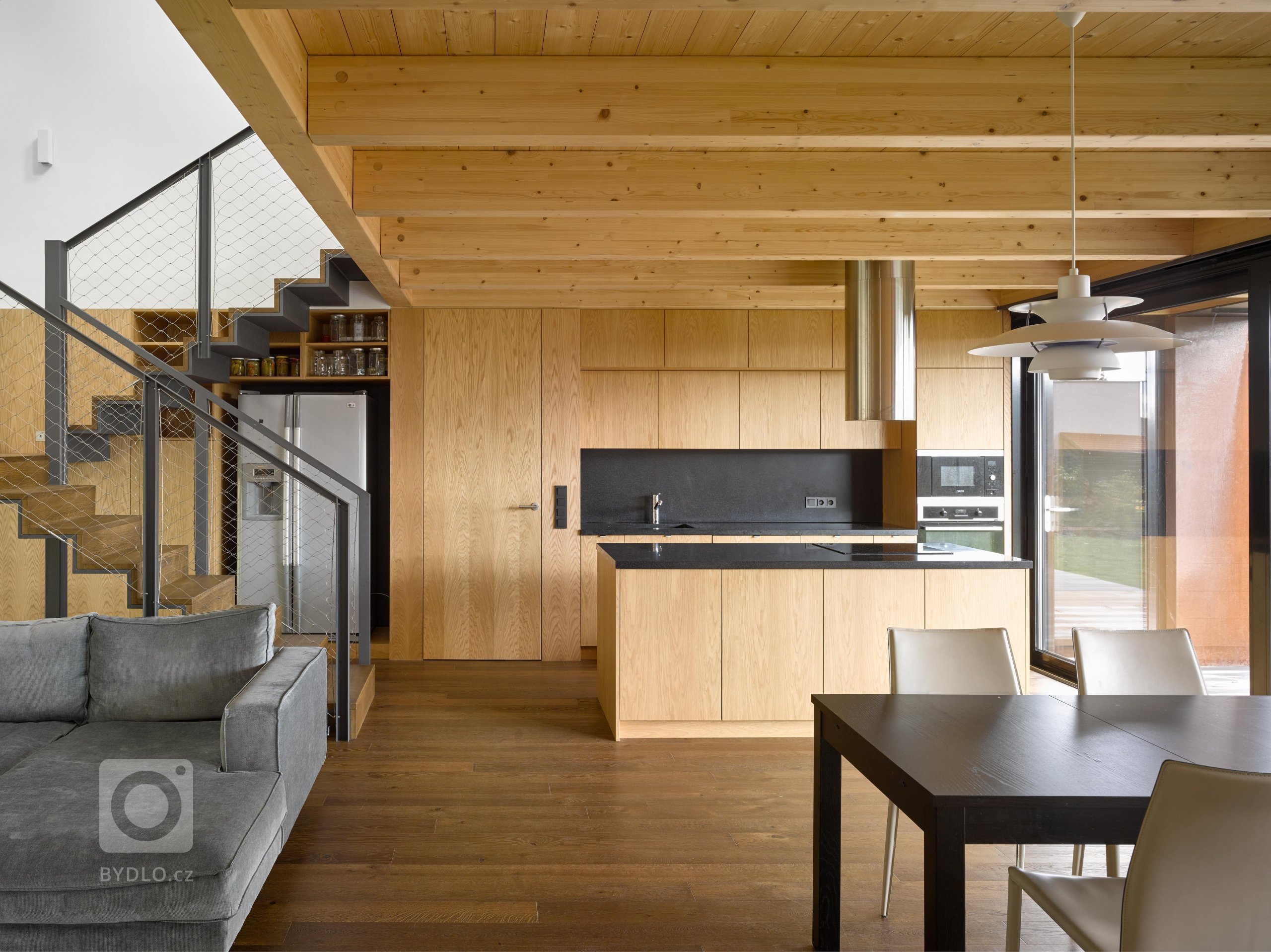 Na okraji Mníšku pod Brdy, v&nbsp;ulici Pod lesem. Jak samotná adresa naznačuje, lemuje místo stavby zalesněný kopec, na který je krásný výhled a patří k&nbsp…