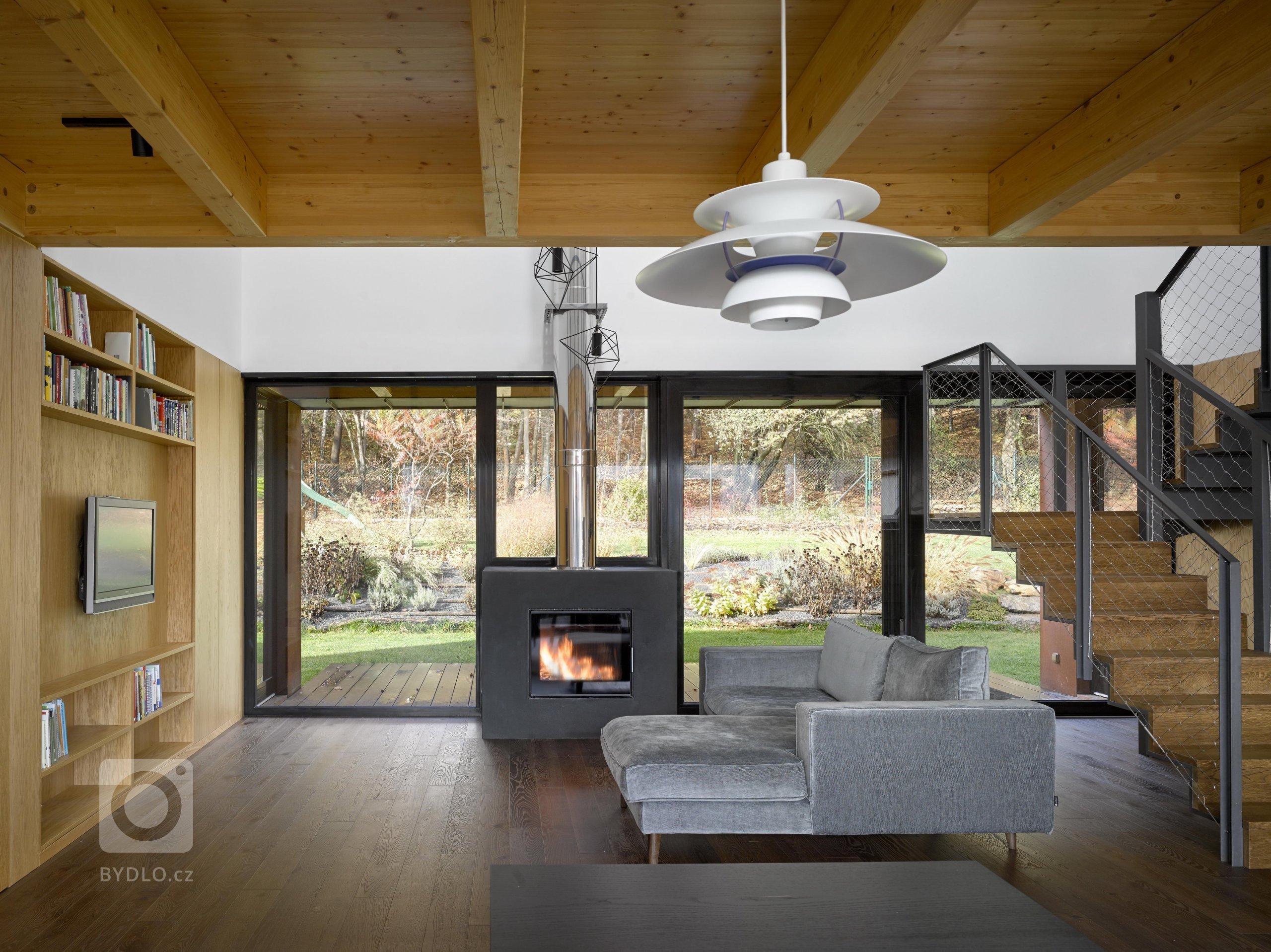 Na okraji Mníšku pod Brdy, v&nbsp;ulici Pod lesem. Jak samotná adresa naznačuje, lemuje místo stavby zalesněný kopec, na který je krásný výhled a patří k&nbsp…