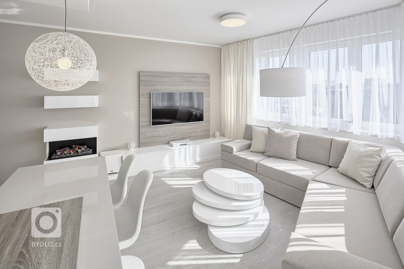 Byt pro mladou studentku a spolubydlící. Developerský projekt. Návrh interiéru v útulném stylu a potlačených krémových barvách. Kuchyňská linka v lakovaném…