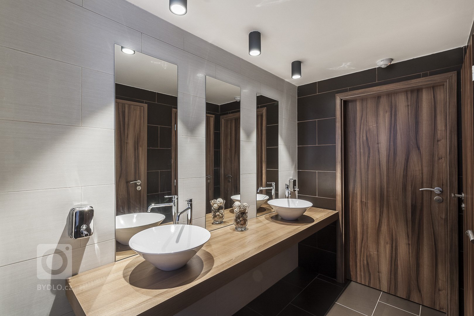 Redesign hotelu ve Slovenském městě Humenné. Cílem bylo vytvoření proměny interiéru včetně stavebních úprav 5 salonků a restaurace. Salonky byly rozděleny…