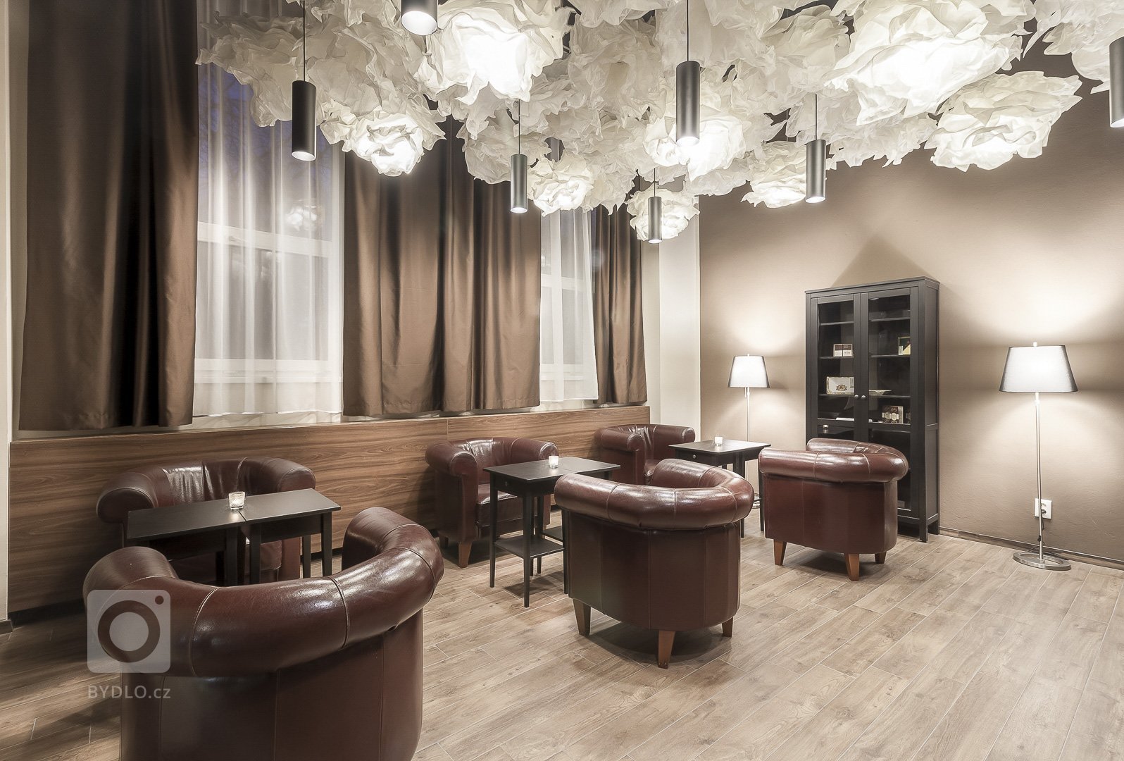 Redesign hotelu ve Slovenském městě Humenné. Cílem bylo vytvoření proměny interiéru včetně stavebních úprav 5 salonků a restaurace. Salonky byly rozděleny…