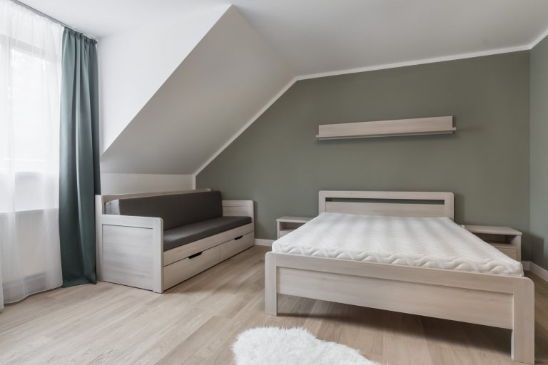 Proměna horského apartmánu pro stávající majitele. Zadáním bylo vytvořit útulný prostor s koupelnou navíc a rozdělením mezonetové jednotky na část pro majitele…
