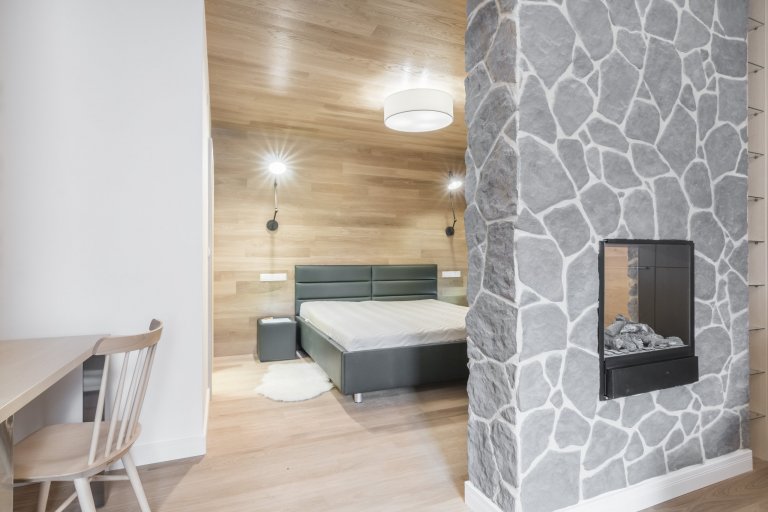 Proměna horského apartmánu pro stávající majitele. Zadáním bylo vytvořit útulný prostor s koupelnou navíc a rozdělením mezonetové jednotky na část pro majitele…