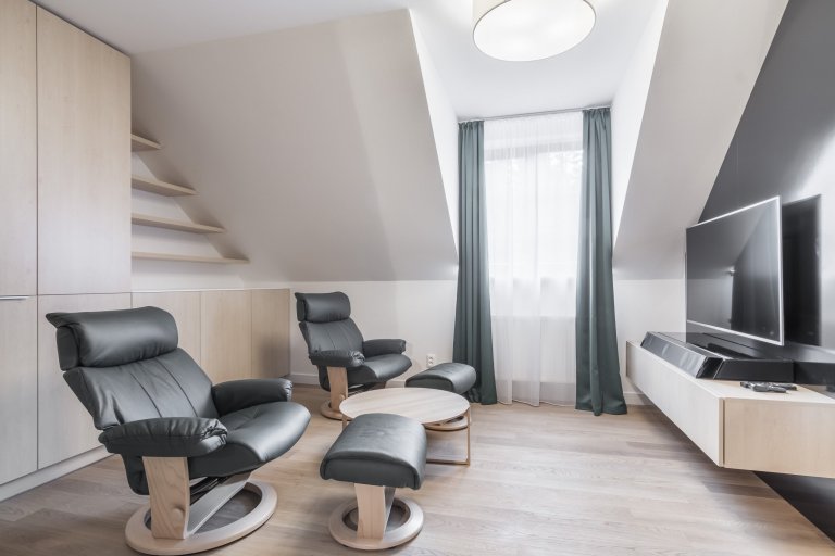 Proměna horského apartmánu pro stávající majitele. Zadáním bylo vytvořit útulný prostor s koupelnou navíc a rozdělením mezonetové jednotky na část pro majitele…