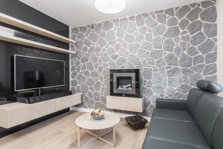 Proměna horského apartmánu pro stávající majitele. Zadáním bylo vytvořit útulný prostor s koupelnou navíc a rozdělením mezonetové jednotky na část pro majitele…