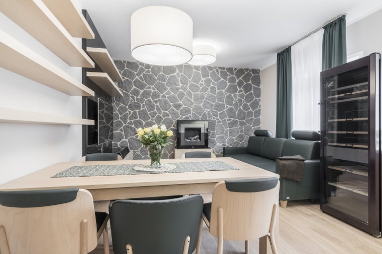 Proměna horského apartmánu pro stávající majitele. Zadáním bylo vytvořit útulný prostor s koupelnou navíc a rozdělením mezonetové jednotky na část pro majitele…