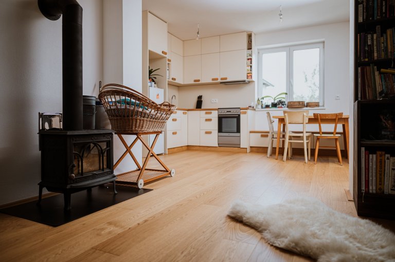 Útulný interiér menšího rodinného domu je proveden v nadčasové kombinaci bílé barvy a dřeva a stylově se v něm prolínají moderní a retro prvky.

Zvolena byla…