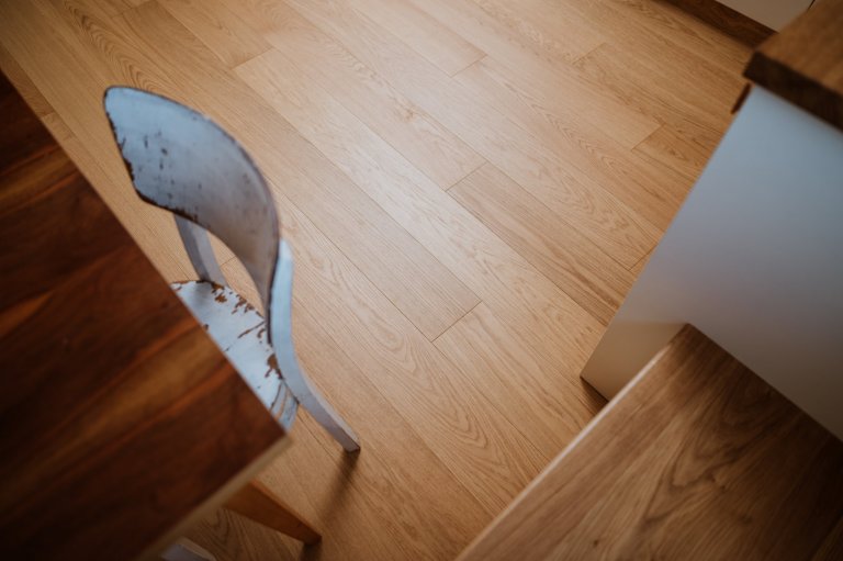 Útulný interiér menšího rodinného domu je proveden v nadčasové kombinaci bílé barvy a dřeva a stylově se v něm prolínají moderní a retro prvky.

Zvolena byla…