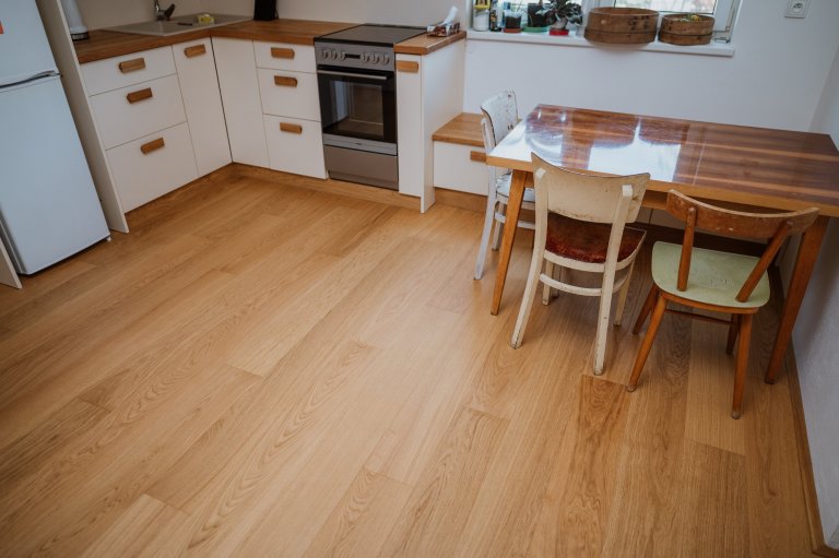 Útulný interiér menšího rodinného domu je proveden v nadčasové kombinaci bílé barvy a dřeva a stylově se v něm prolínají moderní a retro prvky.

Zvolena byla…