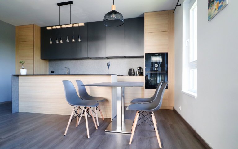 Kombinace šedé, antracitové a dřeva je zárukou úspěchu v&nbsp;každém interiéru.

V&nbsp;pražském bytě mladého páru jsme realizovali kuchyňskou linku, TV…