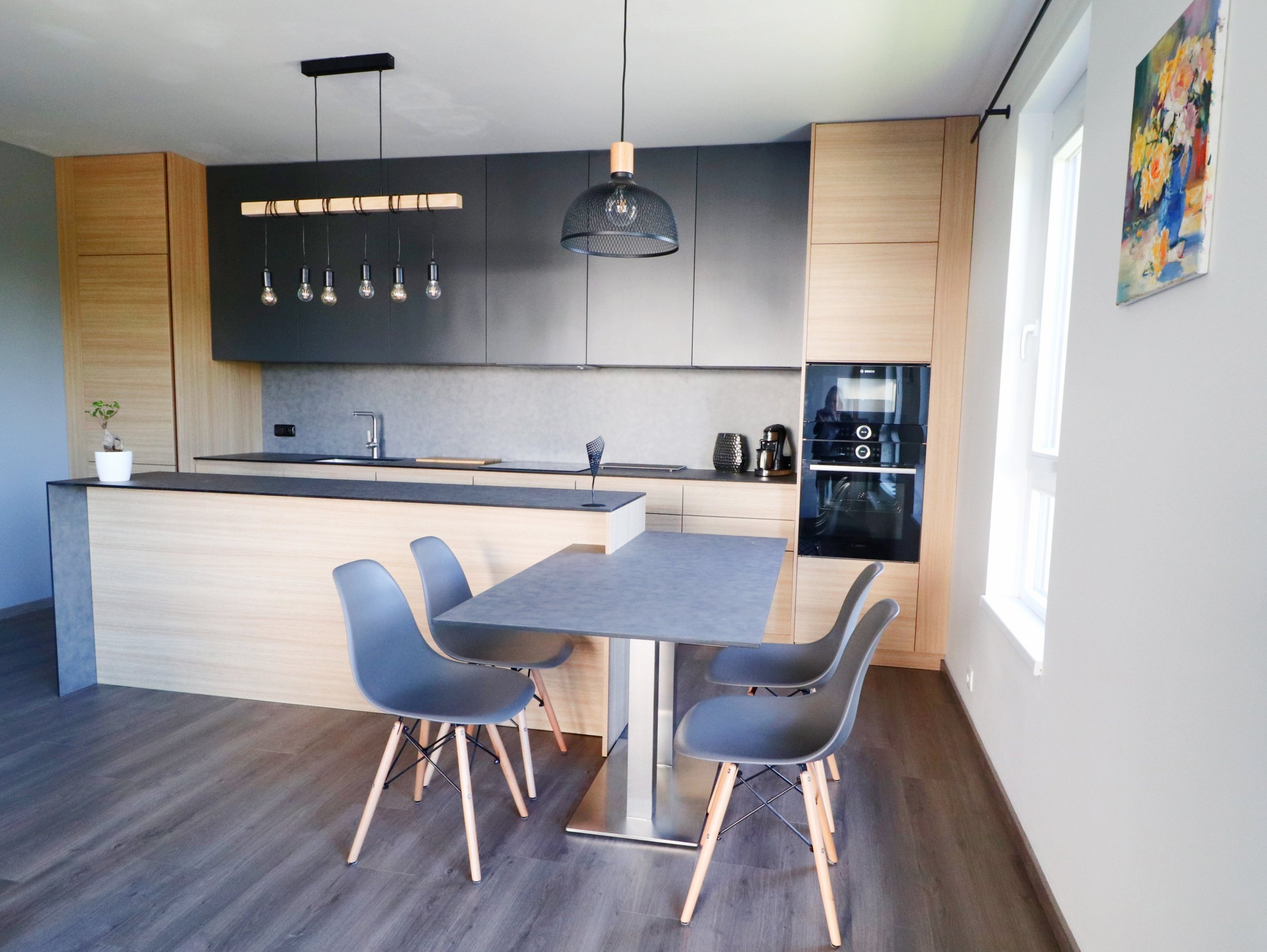 Kombinace šedé, antracitové a dřeva je zárukou úspěchu v&nbsp;každém interiéru.

V&nbsp;pražském bytě mladého páru jsme realizovali kuchyňskou linku, TV…