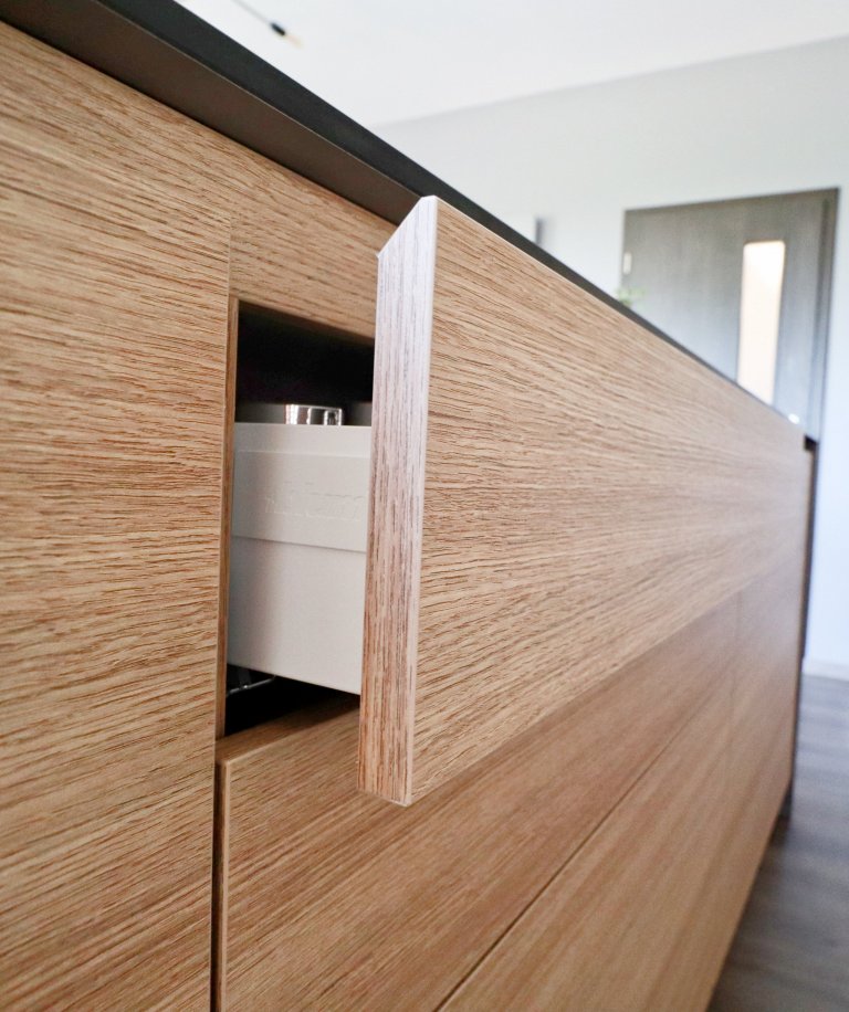 Kombinace šedé, antracitové a dřeva je zárukou úspěchu v&nbsp;každém interiéru.

V&nbsp;pražském bytě mladého páru jsme realizovali kuchyňskou linku, TV…