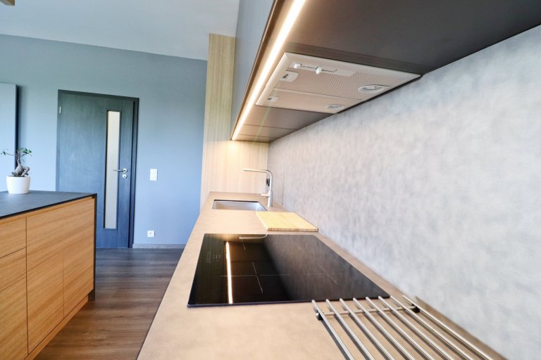 Kombinace šedé, antracitové a dřeva je zárukou úspěchu v&nbsp;každém interiéru.

V&nbsp;pražském bytě mladého páru jsme realizovali kuchyňskou linku, TV…