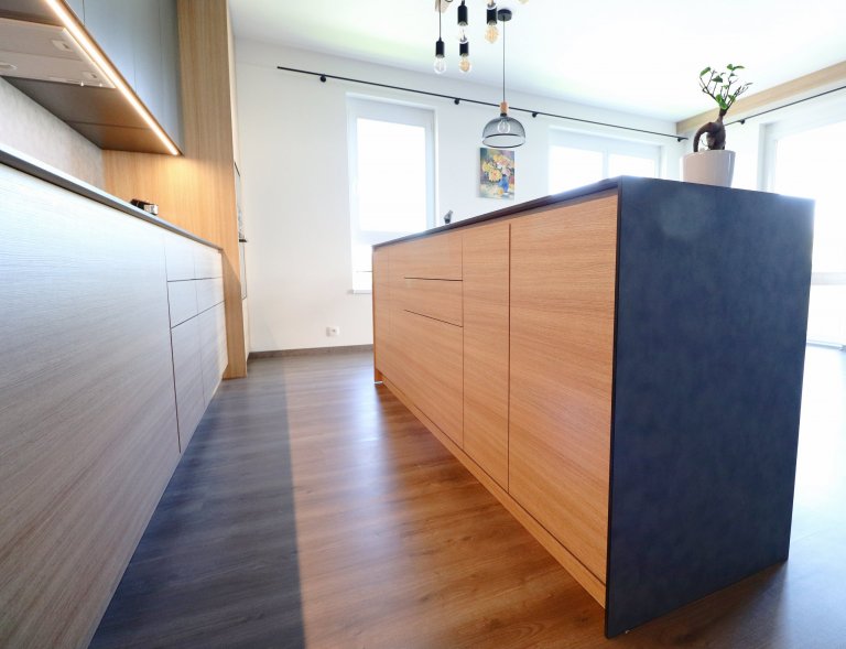 Kombinace šedé, antracitové a dřeva je zárukou úspěchu v&nbsp;každém interiéru.

V&nbsp;pražském bytě mladého páru jsme realizovali kuchyňskou linku, TV…