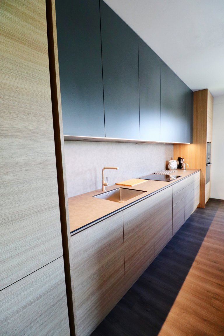 Kombinace šedé, antracitové a dřeva je zárukou úspěchu v&nbsp;každém interiéru.

V&nbsp;pražském bytě mladého páru jsme realizovali kuchyňskou linku, TV…