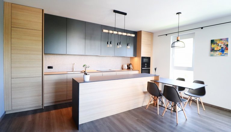 Kombinace šedé, antracitové a dřeva je zárukou úspěchu v&nbsp;každém interiéru.

V&nbsp;pražském bytě mladého páru jsme realizovali kuchyňskou linku, TV…