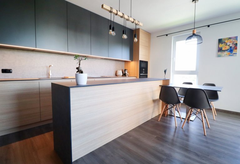 Kombinace šedé, antracitové a dřeva je zárukou úspěchu v&nbsp;každém interiéru.

V&nbsp;pražském bytě mladého páru jsme realizovali kuchyňskou linku, TV…